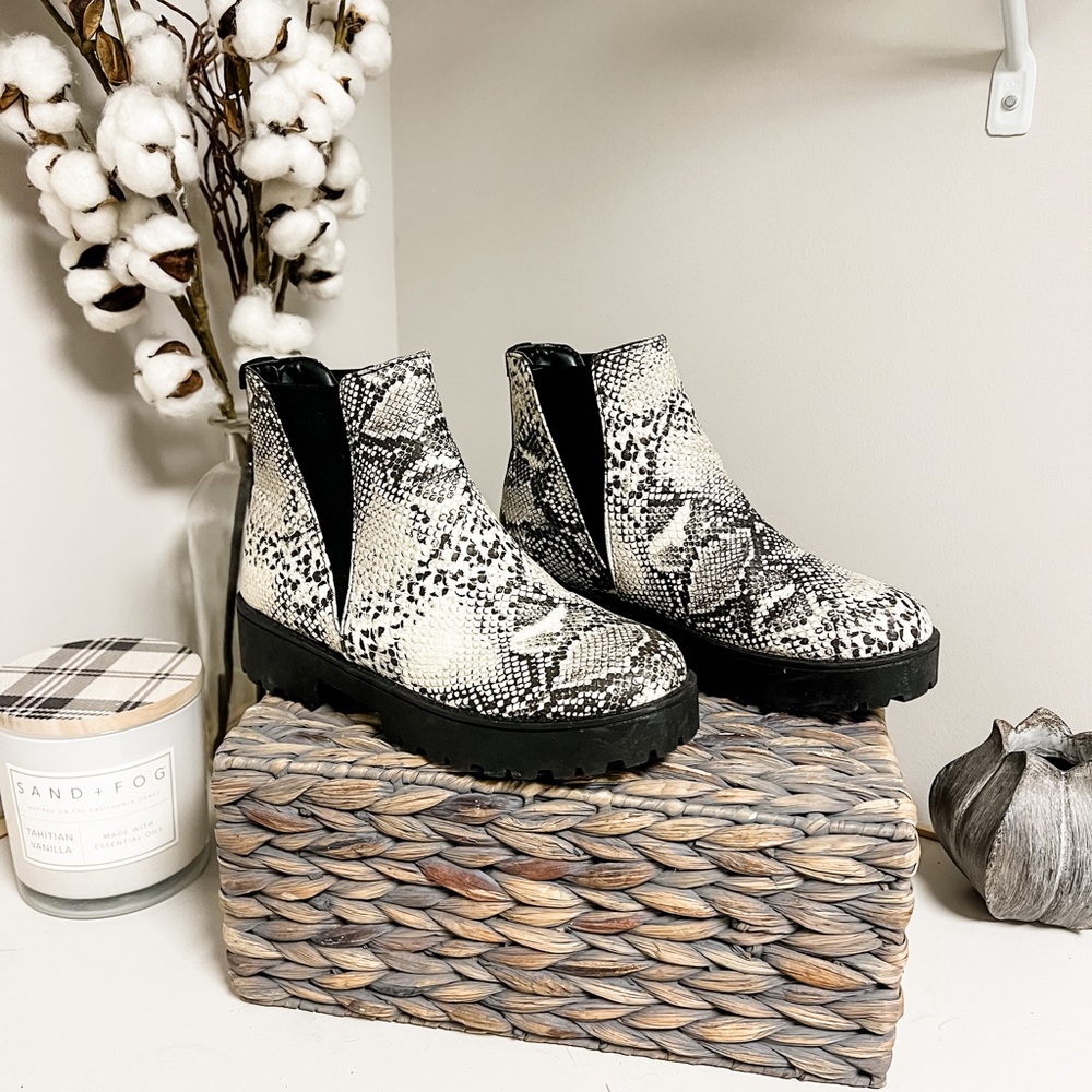 Qupid Black and White Snake Skin Print Platform Chelsea Boots Size 8
